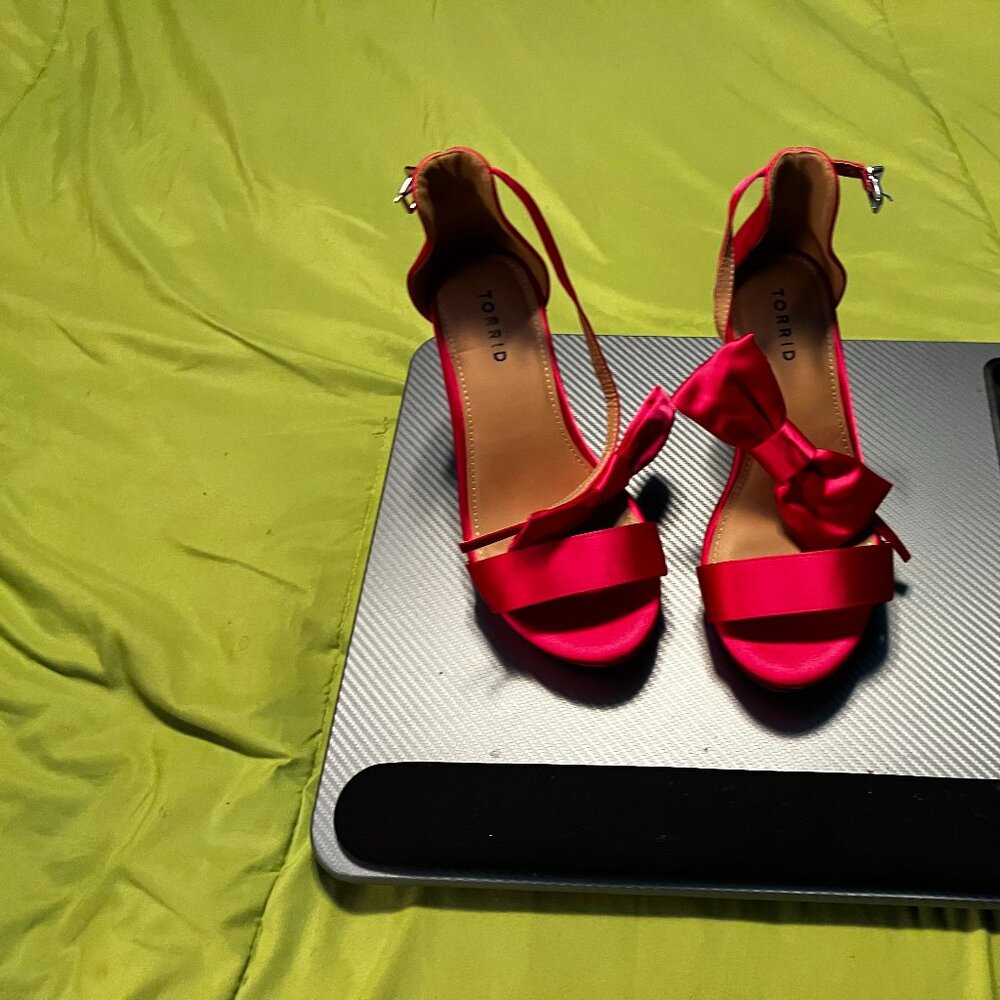 Size 9 Wide Hot Pink Bow Shoes